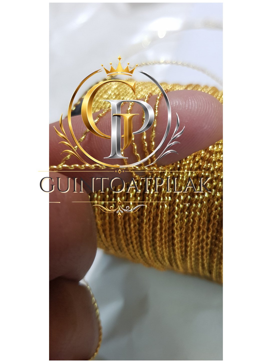 Corrugated metallic thread 1mm detail held in fingers